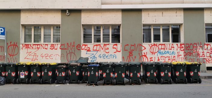 Scritte No Vax comparse nella notte sui muri del liceo Berti, in via Duchessa Jolanda Scritte No Vax comparse nella notte sui muri del liceo Berti, in via Duchessa Jolanda