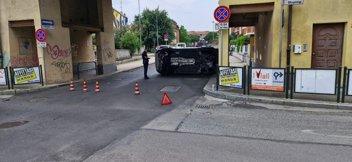 La vettura ribaltata in via San Matteo all'angolo con via Stupinigi a Nichelino La vettura ribaltata in via San Matteo all'angolo con via Stupinigi a Nichelino