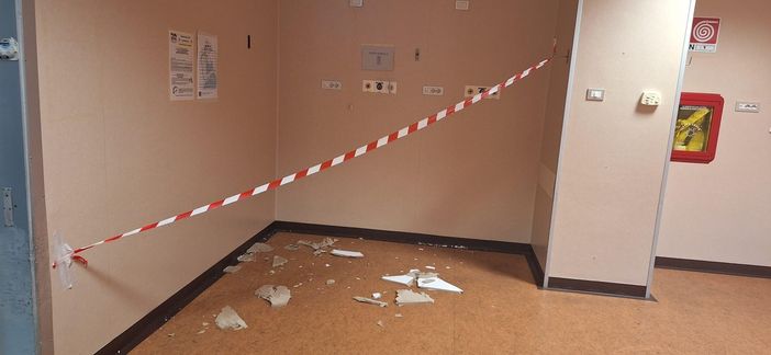 Fortunatamente nessuno è rimasto ferito, ma i tecnici sanitari lanciano l'allarme: "Serve un piano di manutenzione degli spazi"