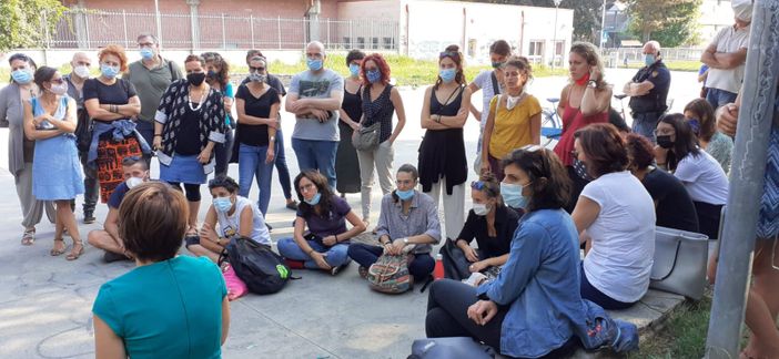 Scuola, docenti precari in presidio davanti al “Majorana” di Grugliasco