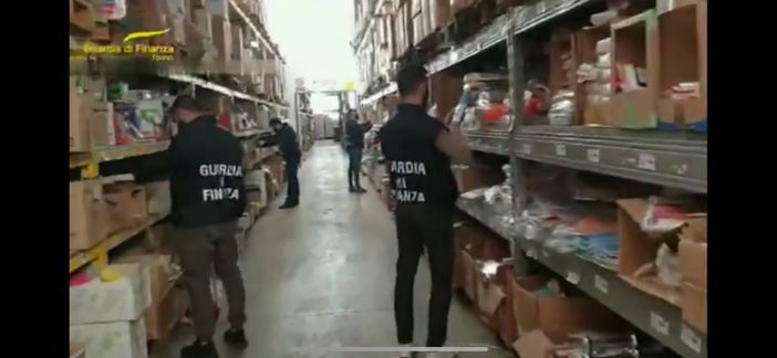 Falso Made in Italy, sequestrati 3 milioni di prodotti importati dall’Asia: il maxi colpo della Guardia di Finanza