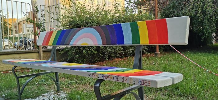 Panchina arcobaleno al Cecchi Point Panchina arcobaleno al Cecchi Point