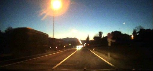 Un fotogramma del video - mandatoci dal nostro lettore Nicola Garzero - che immortala la meteora Un fotogramma del video - mandatoci dal nostro lettore Nicola Garzero - che immortala la meteora