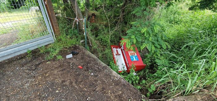 Villaretto, rubano distributore automatico e lo gettano nella bealera