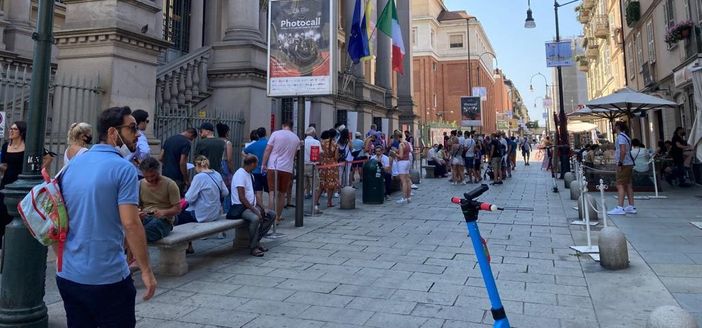 Ferragosto, i musei attirano turisti e non: in coda sotto il sole e col Green Pass nel centro di Torino [FOTO]