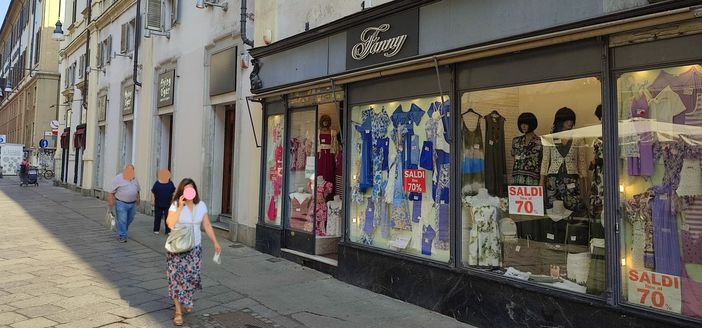 Ad agosto i negozi del centro di Torino sono “aperti per ferie” (ma non troppo)