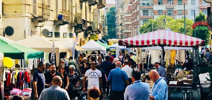 Festa di via con bancarelle