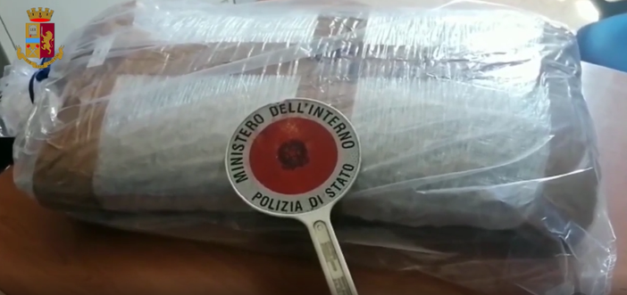 Lo bloccano mentre sta traslocando a casa della fidanzata: il giro successivo avrebbe spostato 5,5 chili di marijuana [VIDEO]