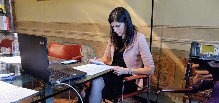 Chiara Appendino seduta davanti al pc e con dei documenti in mano Chiara Appendino seduta davanti al pc e con dei documenti in mano