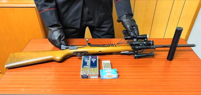 Brosso, aveva un'arma illegale in camera da letto: arrestato Brosso, aveva un'arma illegale in camera da letto: arrestato