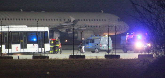 Caos a Caselle, un giovane marocchino sale su una torretta e minaccia: &quot;Se mi rimpatriate mi suicido&quot;