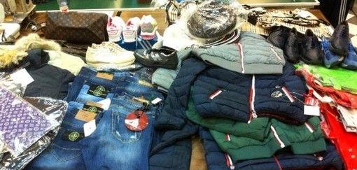 Abusivismo commerciale: giro di vite della Municipale di Torino Abusivismo commerciale: giro di vite della Municipale di Torino