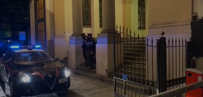Uomo arrestato da due carabinieri su una scalinata