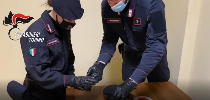 carabinieri con droga sequestrata