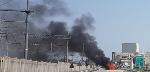 L'Esercito contribuisce a spegnere l'incendio di un automezzo all'eroporto di Caselle