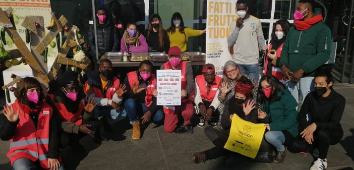 Persone impegnate in un evento all'aperto