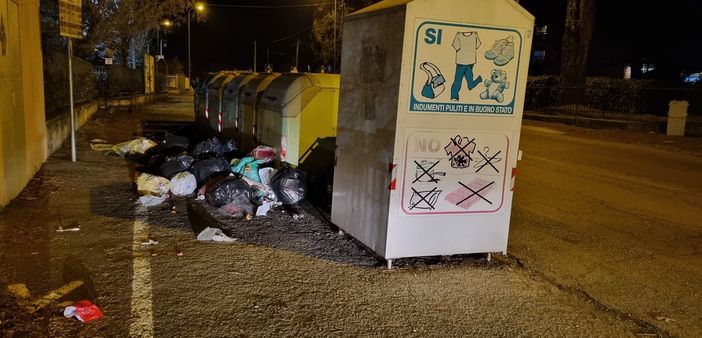 Rifiuti abbandonati all’ecopunto vicino al Basko