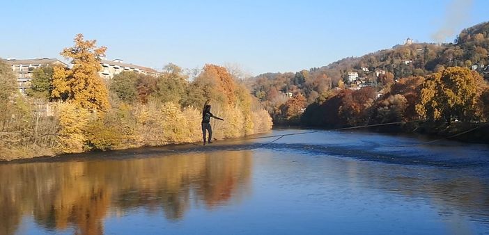 Camminano sul filo del Po sopra una corda tesa da una sponda all’altra: la magia dei funamboli incanta i passanti [FOTO E VIDEO]