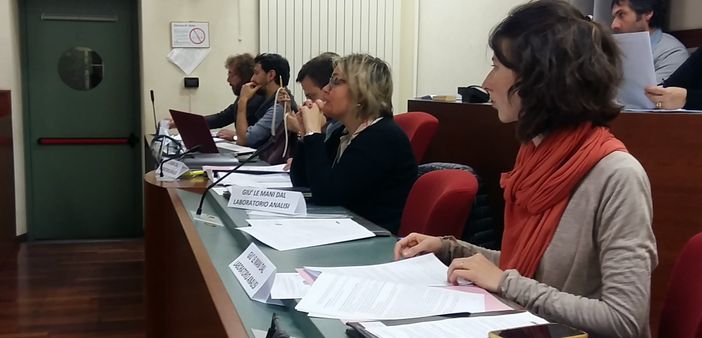 Pinerolo, bagarre in Consiglio comunale: esposti cartelli con la scritta "Giù le mani dal laboratorio di analisi" Pinerolo, bagarre in Consiglio comunale: esposti cartelli con la scritta "Giù le mani dal laboratorio di analisi"