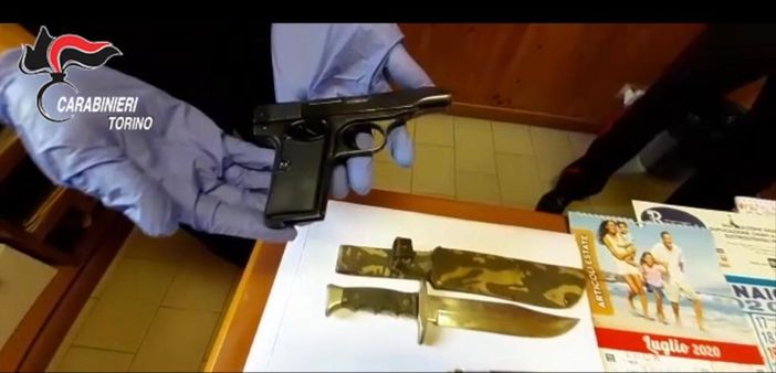 Sequestrate armi, coltelli e contabilità usuraia a casa di un insospettabile pensionato: arrestato dai carabinieri