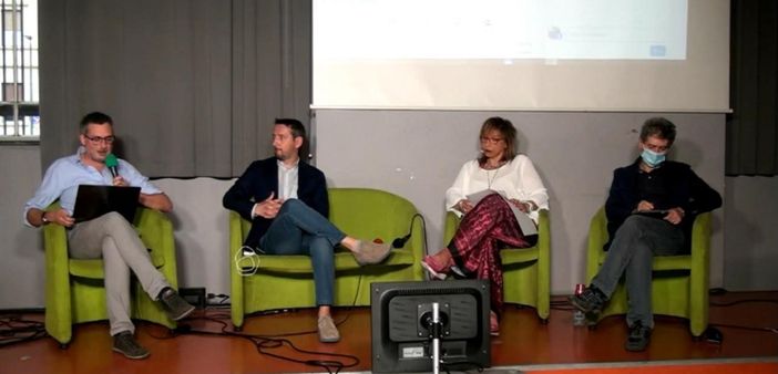 persone sedute a una presentazione persone sedute a una presentazione