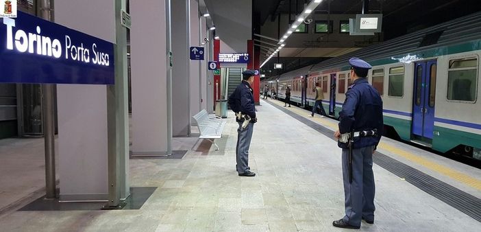 Agenti di polizia ferroviaria a Porta Susa