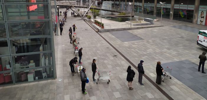 Torino, con i mercati chiusi in Circoscrizione 4 code “chilometriche” fuori dai supermercati [VIDEO]