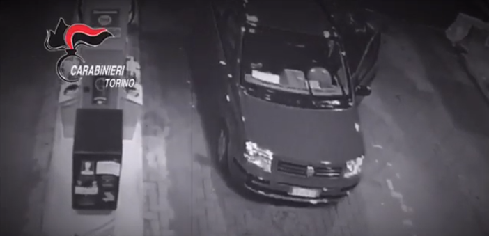 Fidanzatini rapinati mentre fanno benzina: chiamano mamma e papà per tornare a casa [VIDEO]