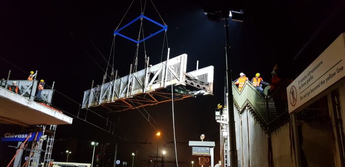 Il momento della rimozione della passerella Il momento della rimozione della passerella