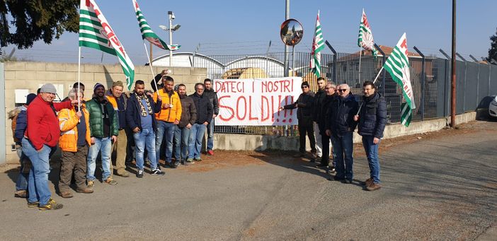 Pianezza, una mattinata di assemblea e presidio davanti alla sede di OneNet