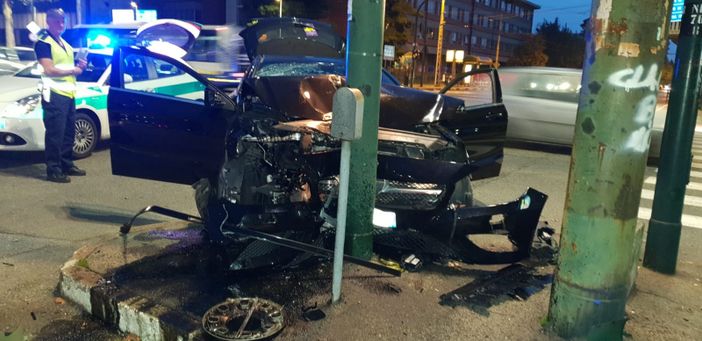 Mercedes contro un semaforo di corso Novara: uno dei feriti si dà alla fuga