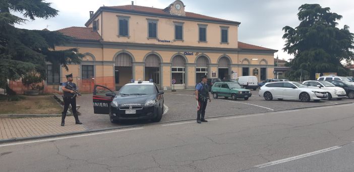 Chieri, senza mascherina si è rifiutato di scendere dal treno: arrestato