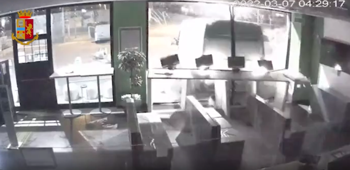 La vetrina di una sala slot sfondata dal furgone