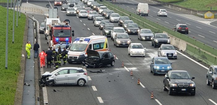 Incidente sulla tangenziale, all'altezza dell'uscita di Venaria: due feriti e traffico in tilt