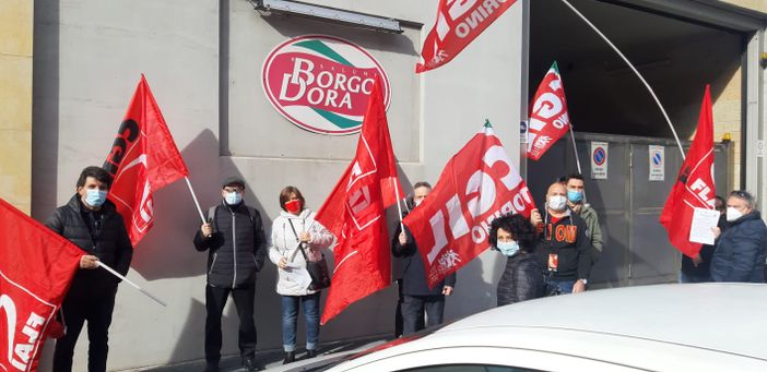 Presidio davanti alla Borgo Dora a difesa del lavoratore licenziato: &quot;Colpito perché delegato sindacale&quot;