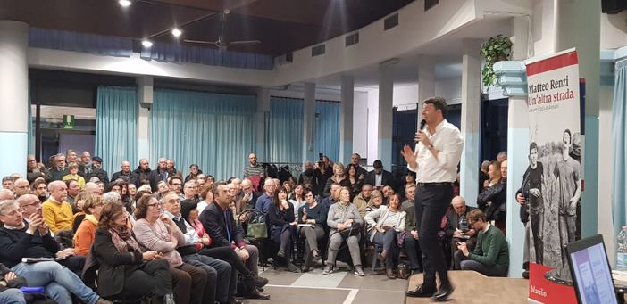 Renzi venerdì torna a Torino: "Prenotata una sala grande il doppio: io non mollo"