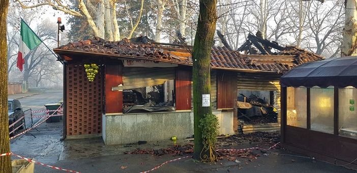 Parco della Pellerina, a fuoco la “Tana del lupo”