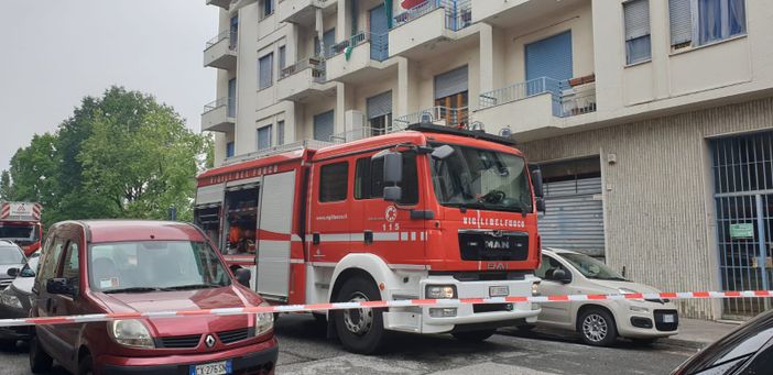 Incendio di via Rondissone, resta in condizioni disperate la bimba di otto mesi precipitata con la madre dal terzo piano