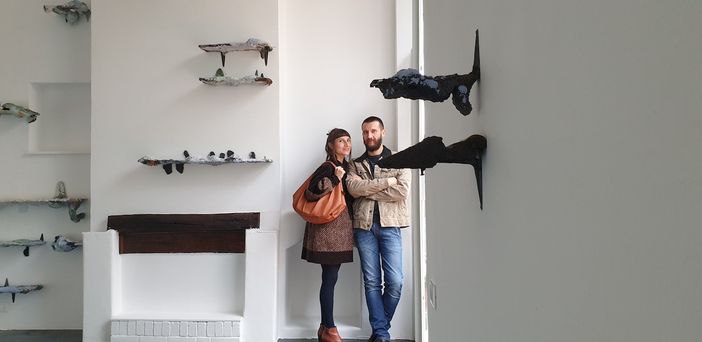 Chiude, con grande afflusso dei visitatori, ma prosegue online la mostra “dona ferentes” di Manuele Cerutti e Francesca Ferreri