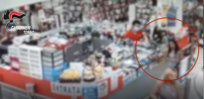 Madre e figlia rubano in un negozio e scappano, il titolare si aggrappa alla loro auto e viene trascinato per alcuni metri: arrestate [VIDEO]