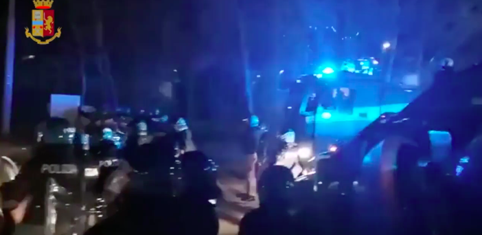 Polizia affronta i No Tav