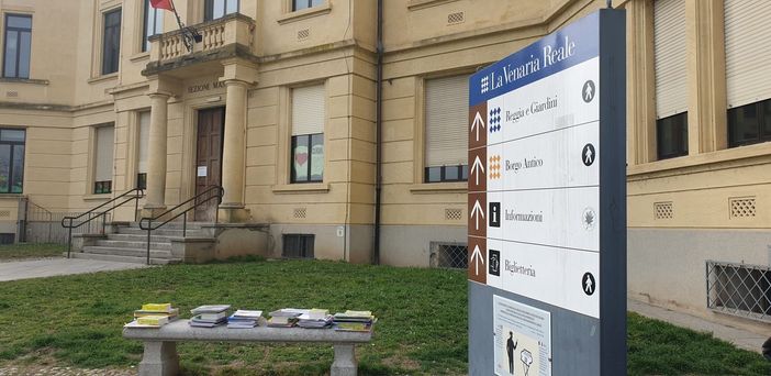 Coronavirus, a Venaria i ragazzi recuperano i propri libri all'esterno della scuola