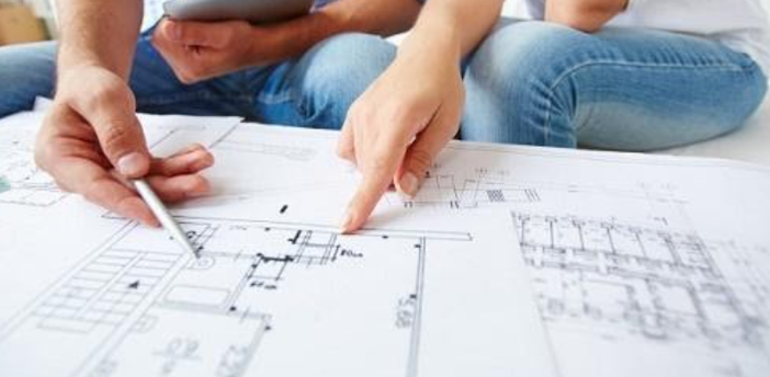 persone che progettano su una piantina persone che progettano su una piantina