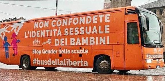 Il bus della libertà alla fine arriva a Torino nonostante lo stop del Comune