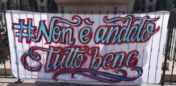 Presidio e distribuzione di pacchi di cibo davanti al Comune: “Non è andato tutto bene” Presidio e distribuzione di pacchi di cibo davanti al Comune: “Non è andato tutto bene”