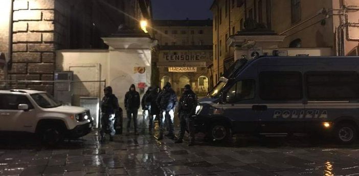 Cavallerizza, è in corso lo sgombero degli ultimi occupanti. Ma i militanti di Casa RiderZ fanno resistenza
