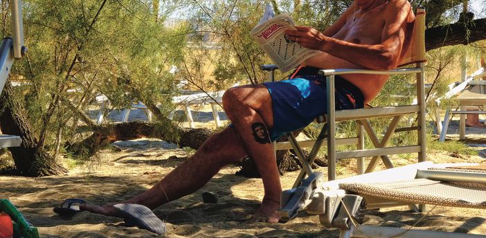 Che Guevara fa le parole crociate: rivoluzione e inerzia nel nuovo manifesto di Bulgini in Barriera di Milano Che Guevara fa le parole crociate: rivoluzione e inerzia nel nuovo manifesto di Bulgini in Barriera di Milano