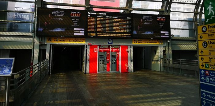 Treni cancellati e nuovi orari, ma intanto a Torino le stazioni (presidiate da polizia e carabinieri) restano vuote [VIDEO]
