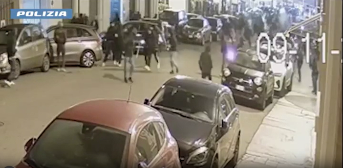 filmato di scontri in strada