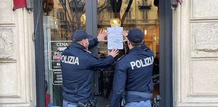 Sporcizia, cibo scaduto, addirittura un topo morto: la polizia chiude un ristorante giapponese di Borgo San Paolo Sporcizia, cibo scaduto, addirittura un topo morto: la polizia chiude un ristorante giapponese di Borgo San Paolo